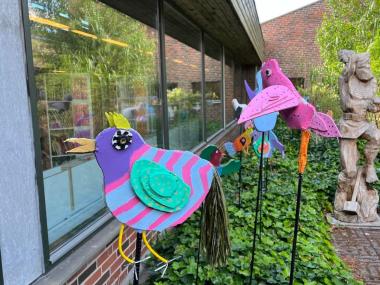 Fugle i atriumgården - lavet af børnene