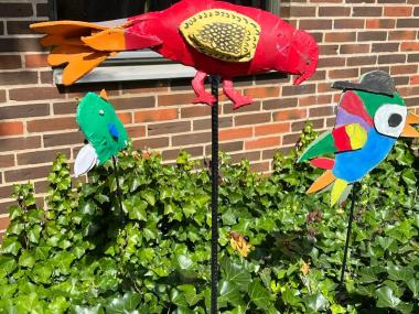 Fugle i atriumgården - lavet af børnene